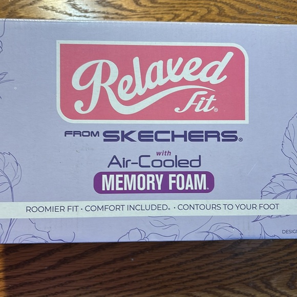 NIB! Skechers Relaxed fit, memory foam slip on shoes. Women’s size 9.5 - Picture 5 of 6